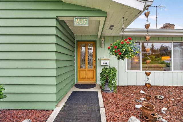 807 Jefferson Avenue NE, Renton, WA 98056