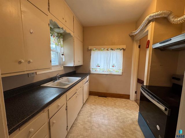 123 N Jefferson Ave Avenue, Madison, SD 57042