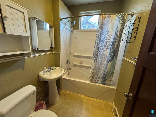 123 N Jefferson Ave Avenue, Madison, SD 57042