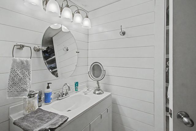 122 Redrock Dr Apt 101, Burlington, VT 05401
