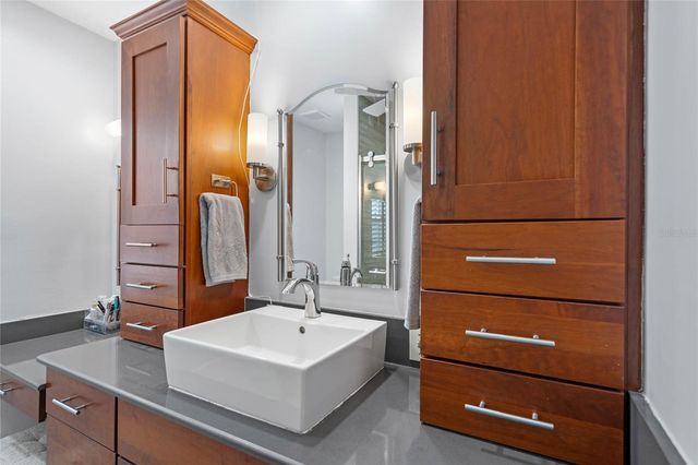 1092 SANABEL COURT NE, St Petersburg, FL 33702