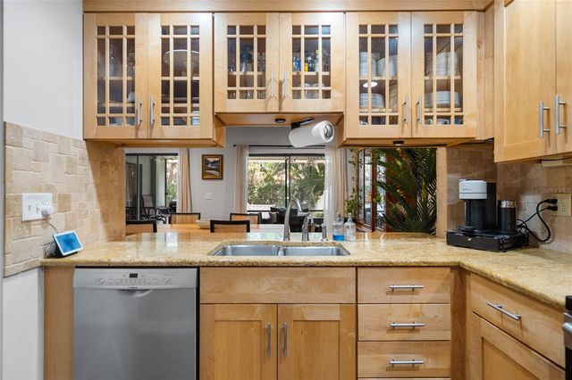 1092 SANABEL COURT NE, St Petersburg, FL 33702