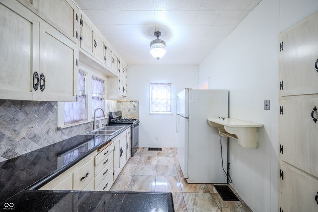 811 E 21st Street, Anderson, IN 46016