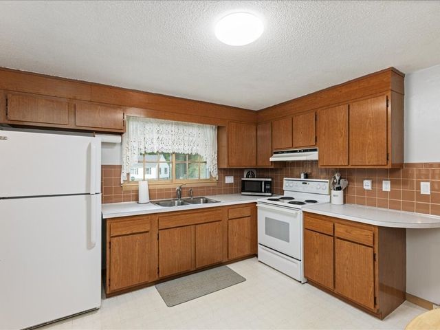 3 Michael Rd, Dracut, MA 01826