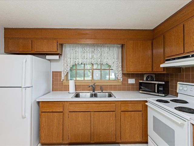 3 Michael Rd, Dracut, MA 01826