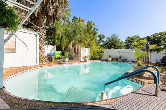 1505 E CROOKED LAKE DRIVE, Eustis, FL 32726
