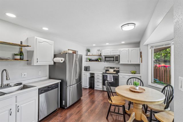 2814 E 39th Street, Des Moines, IA 50317