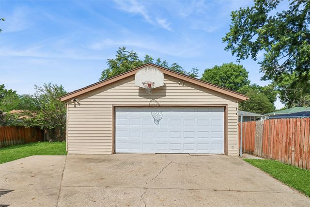 2814 E 39th Street, Des Moines, IA 50317