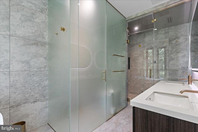 1405 WOLFTRAP RUN RD, Vienna, VA 22182