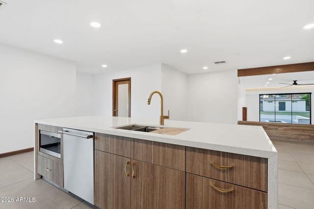 306 N FRASER Drive W, Mesa, AZ 85203