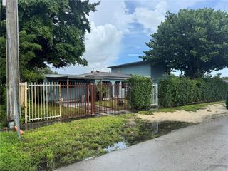 825 E 35th St, Hialeah, FL 33013