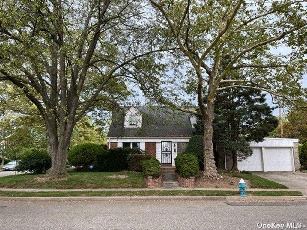 83 Stephan Marc Lane, New Hyde Park, NY 11040