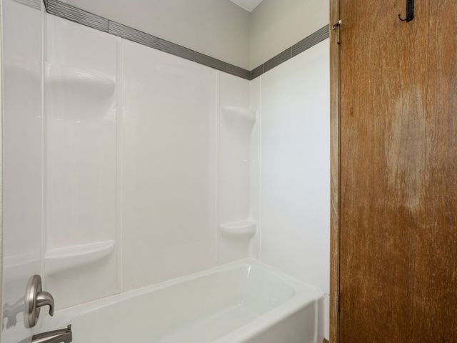 5323 Highway F36 Highway W, Newton, IA 50208