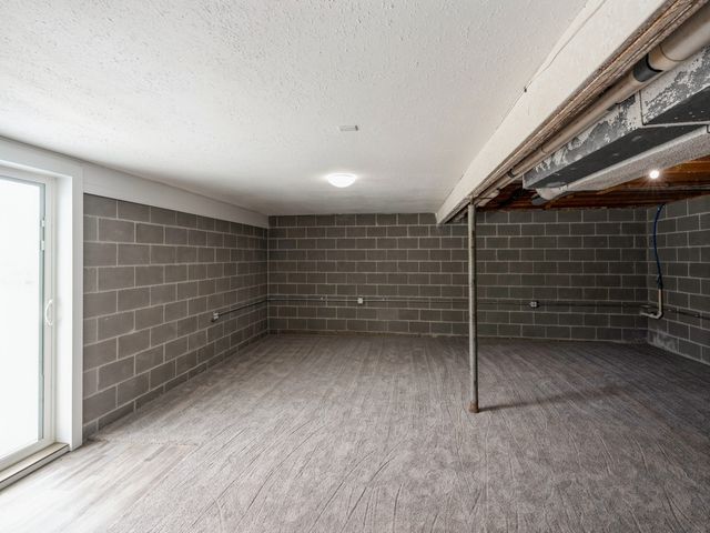 5323 Highway F36 Highway W, Newton, IA 50208