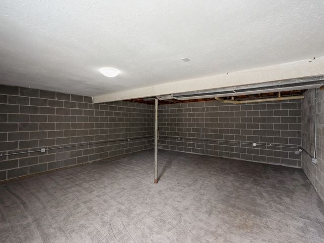 5323 Highway F36 Highway W, Newton, IA 50208