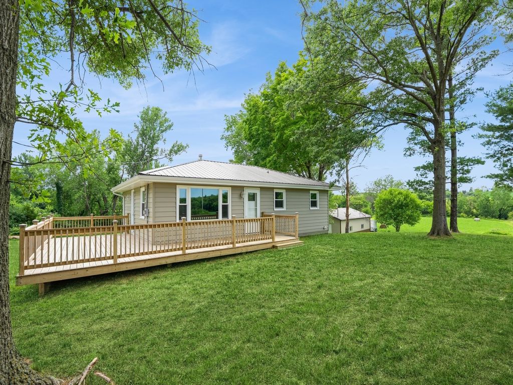 5323 Highway F36 Highway W, Newton, IA 50208