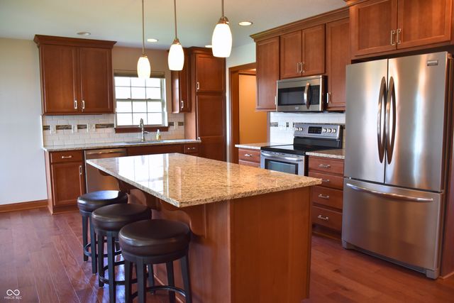 4765 W Harrisburg Court, New Palestine, IN 46163
