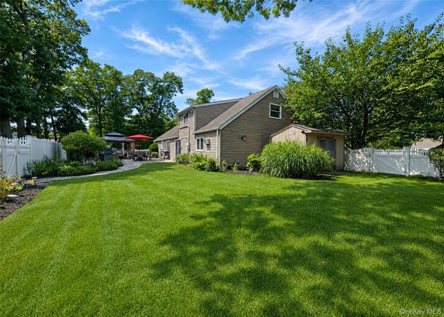 4 Halfcircle Drive, Holbrook, NY 11741