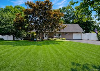 4 Halfcircle Drive, Holbrook, NY 11741