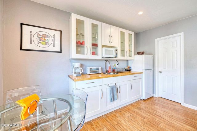 3415 E CAMELBACK Road, Phoenix, AZ 85018