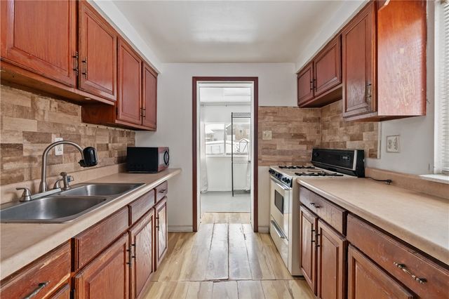 1034 Elwell Street, Lincoln Place, PA 15206