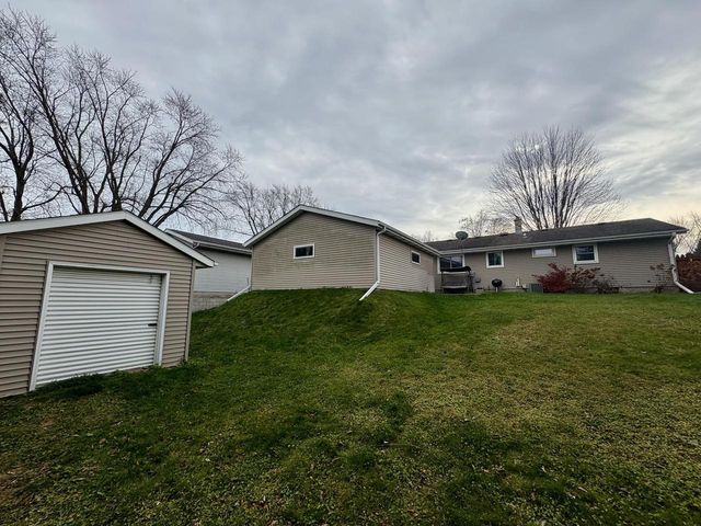 1420 Sunset Ridge DRIVE W, West Bend, WI 53090