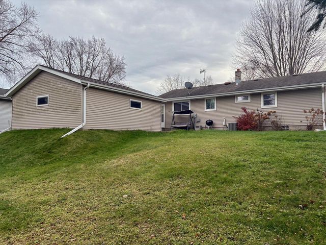 1420 Sunset Ridge DRIVE W, West Bend, WI 53090