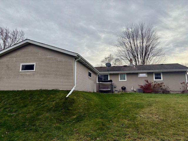 1420 Sunset Ridge DRIVE W, West Bend, WI 53090