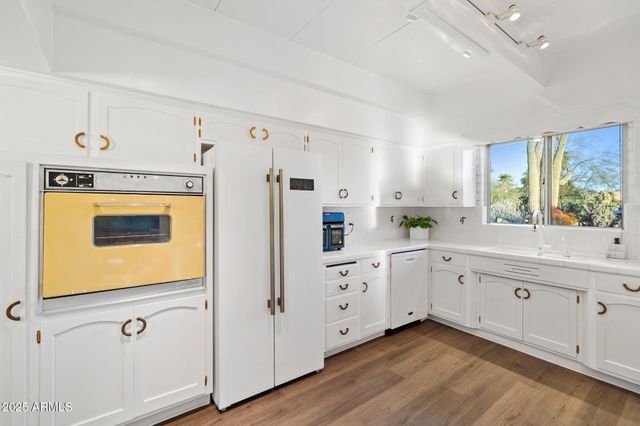 11046 N 74TH Street, Scottsdale, AZ 85260