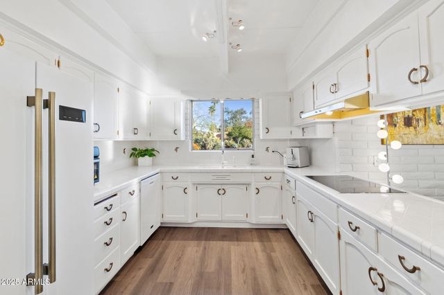 11046 N 74TH Street, Scottsdale, AZ 85260