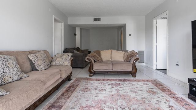 4156 Inverrary Drive 409, Lauderhill, FL 33319