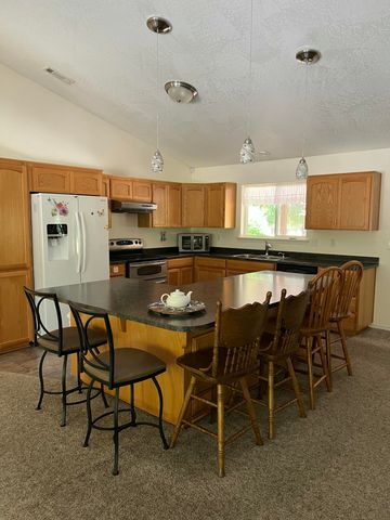 335 Cornett Lane, Cave Junction, OR 97523
