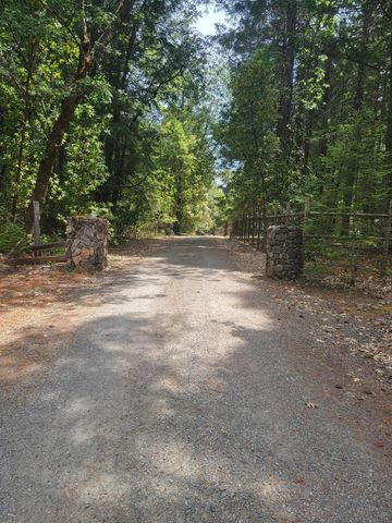 335 Cornett Lane, Cave Junction, OR 97523