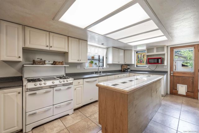 622 Sunset Ln, Sugarloaf, CA 92386