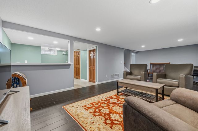 507 N J Street, Indianola, IA 50125