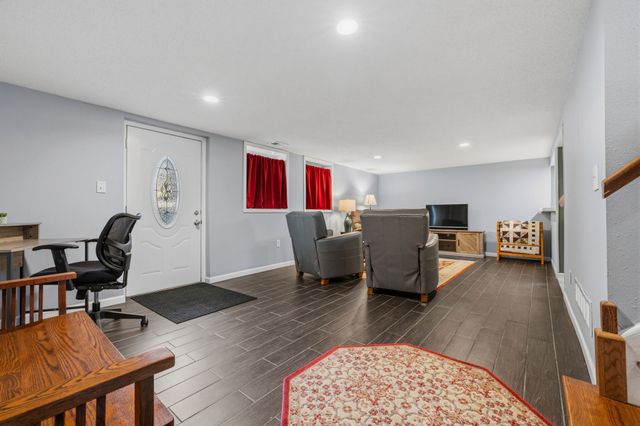 507 N J Street, Indianola, IA 50125