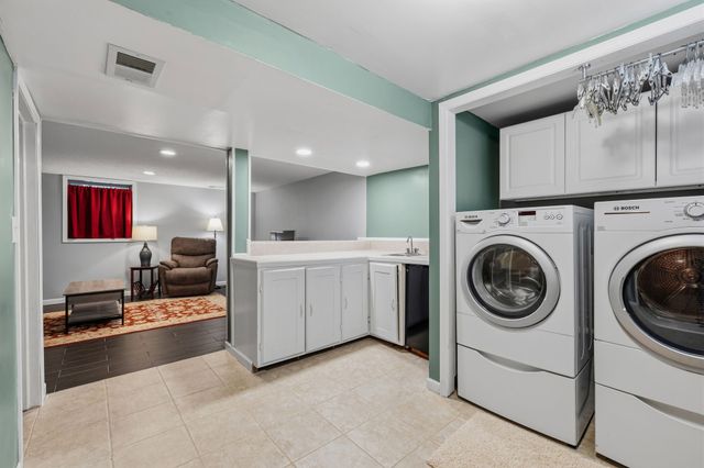 507 N J Street, Indianola, IA 50125