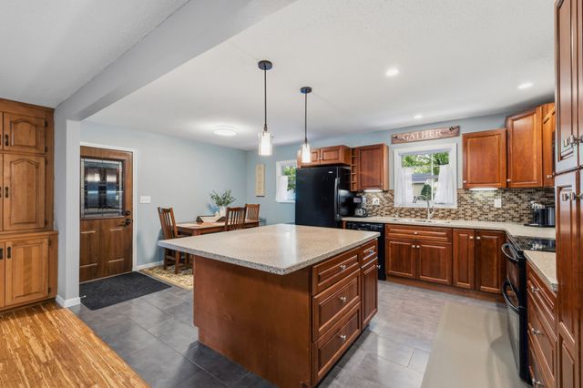 507 N J Street, Indianola, IA 50125