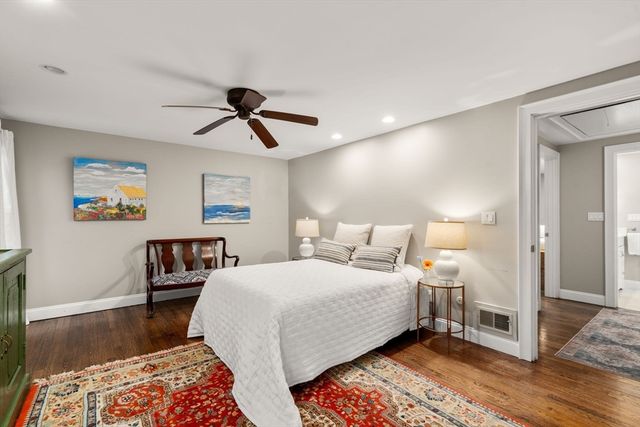 11 Oak St 16, Wellesley, MA 02482