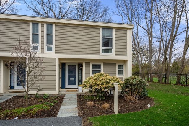 11 Oak St 16, Wellesley, MA 02482