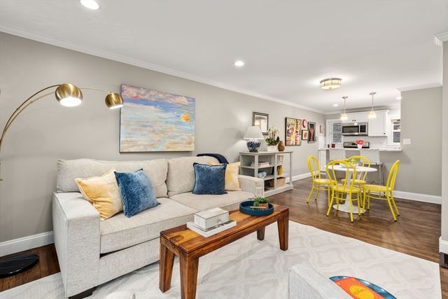 11 Oak St 16, Wellesley, MA 02482