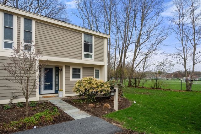 11 Oak St 16, Wellesley, MA 02482