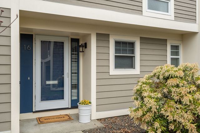 11 Oak St 16, Wellesley, MA 02482