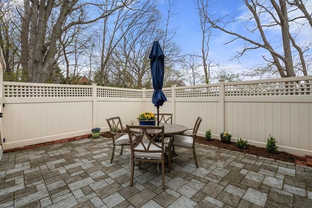 11 Oak St 16, Wellesley, MA 02482