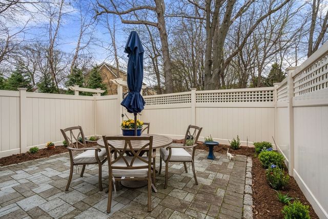 11 Oak St 16, Wellesley, MA 02482