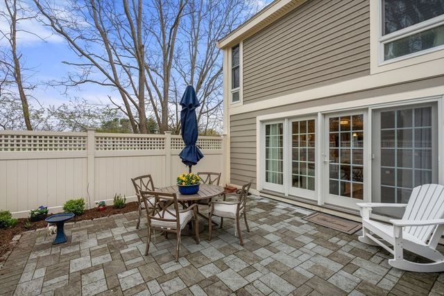 11 Oak St 16, Wellesley, MA 02482