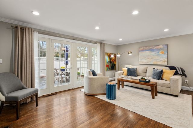 11 Oak St 16, Wellesley, MA 02482