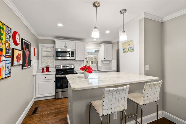 11 Oak St 16, Wellesley, MA 02482