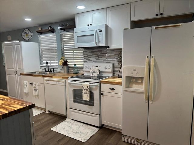 9437 N SINGAPORE AVENUE, Dunnellon, FL 34433