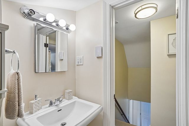1 Constitution Rd, Lexington, MA 02421